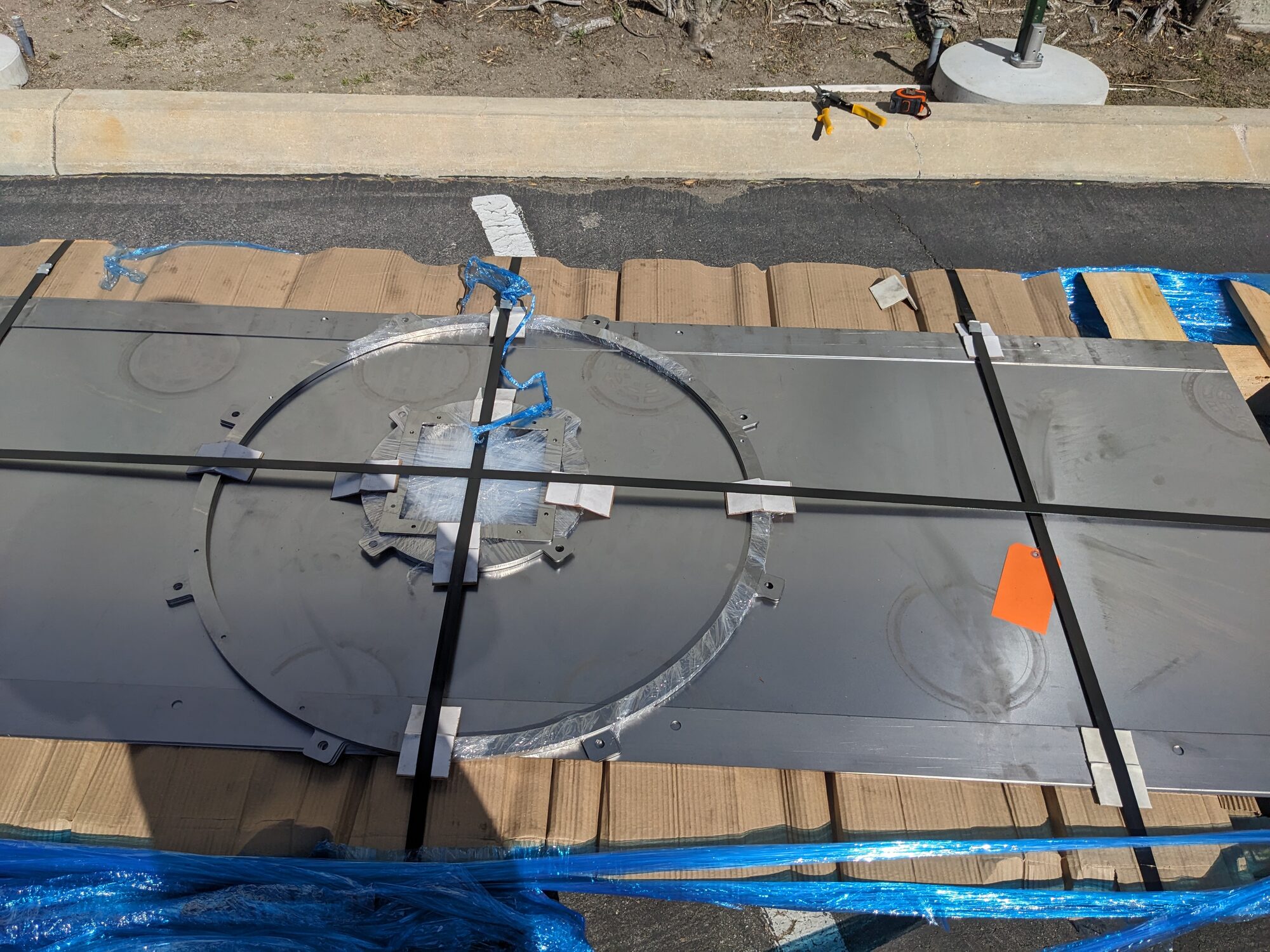 Flat sheet steel delivery with rolled flange ring